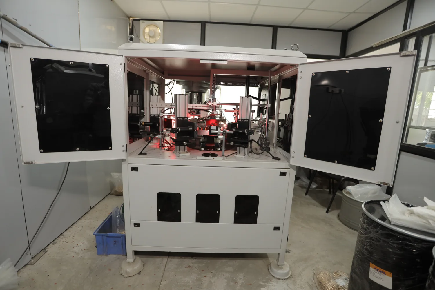 Automated inspection cell at the Astrionics facility
